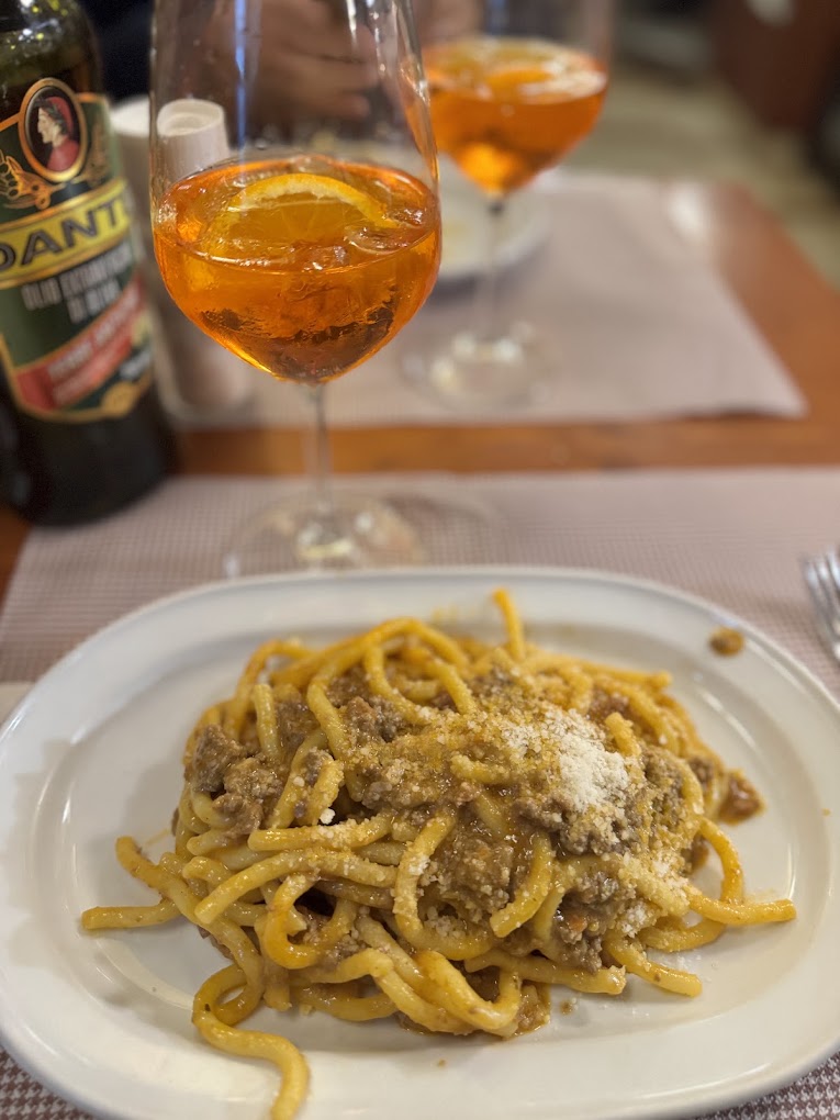 Bigoli al ragù con Parmigiano e uno Spritz