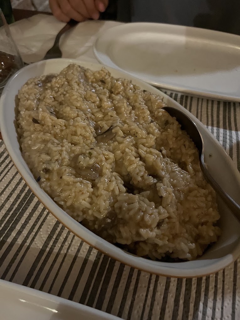 Risotto ai funghi servito nella pirofila